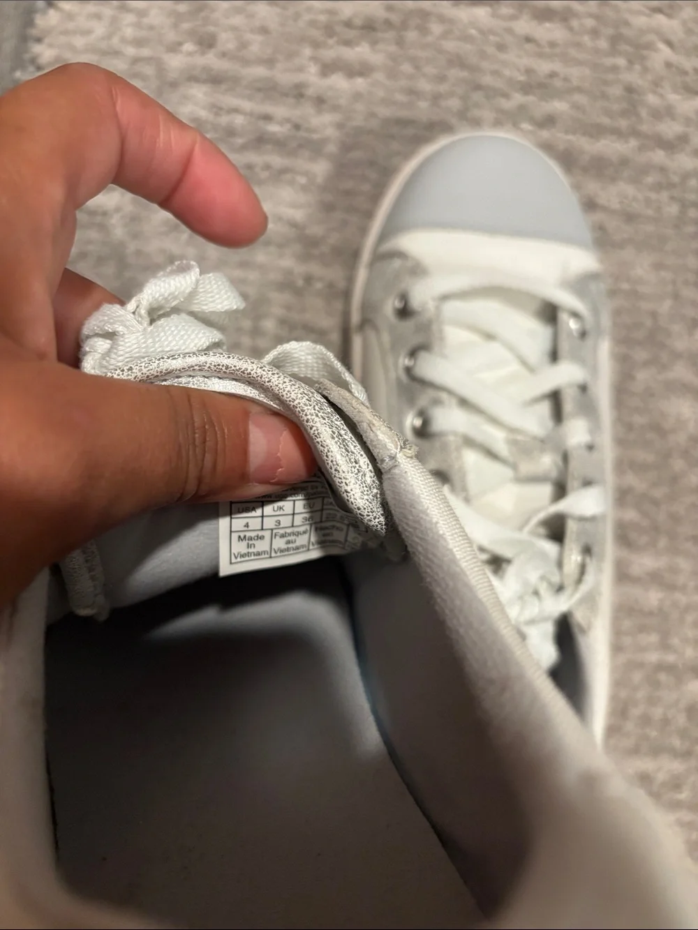 Ugg Kids Casual Lace-Up Sneakers in Light Gray size 4